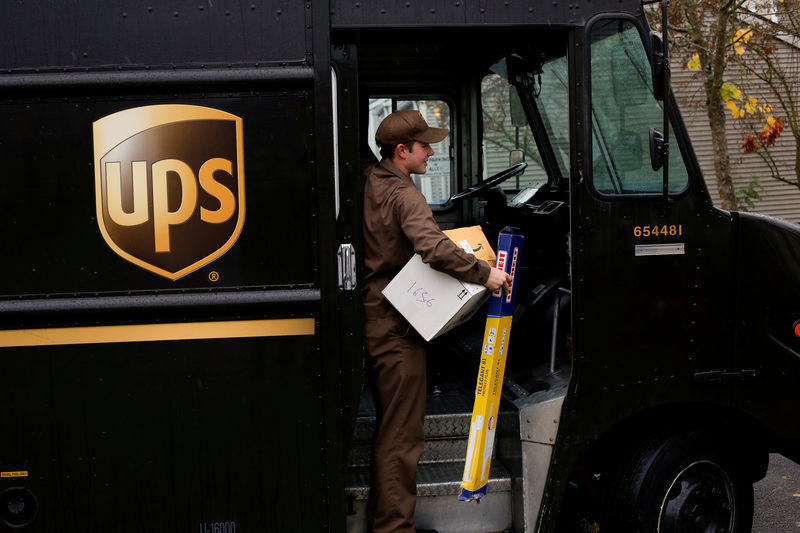 © Reuters. FILE PHOTO: Forrest Lampe-Martin unloads packages during a UPS delivery