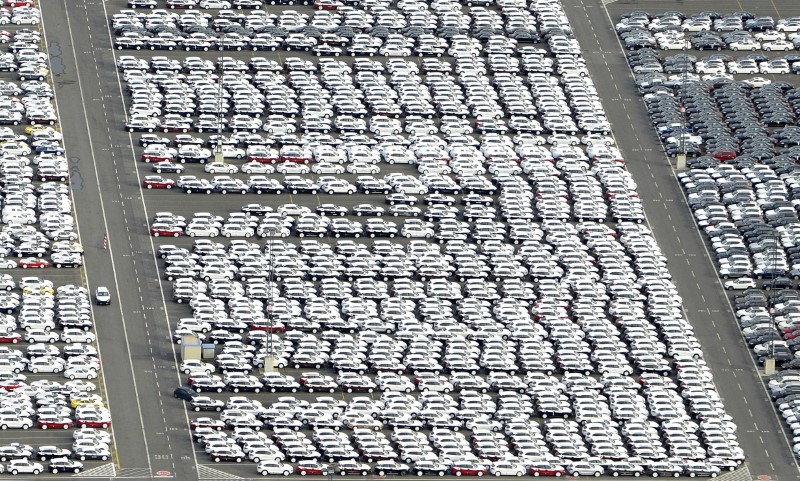 © Reuters. Cars for export stand in shipping terminal at harbour in  Bremerhaven