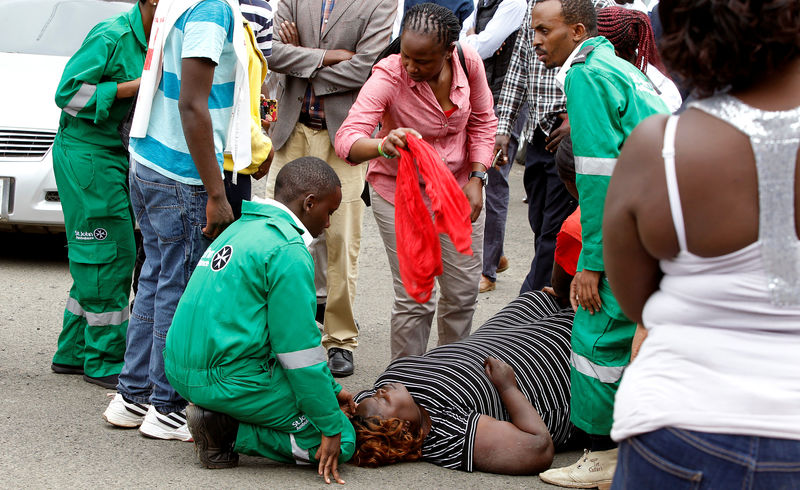 © Reuters. Familiar de pessoa morta em ataque a hotel em Nairóbi desmaia em frente a necrotério