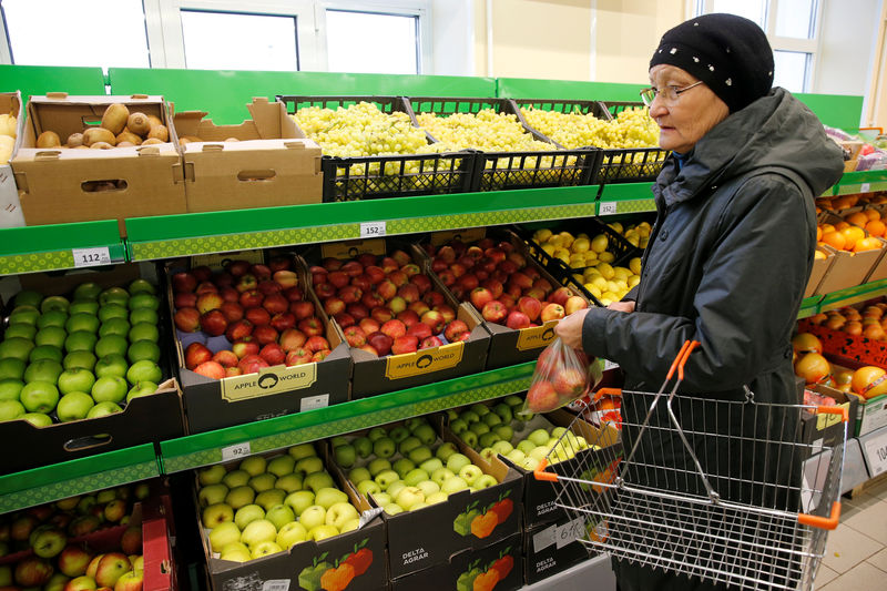 © Reuters. Покупательница в супермаркете Дикси в Москве