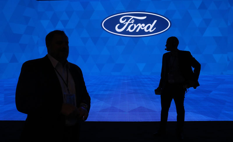 © Reuters. Ford workers prepare at the North American International Auto Show in Detroit, Michigan