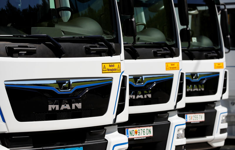 © Reuters. New electric trucks of German truckmaker MAN SE are seen near  Steyer