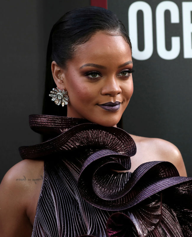 © Reuters. Rihanna se querella contra su padre para mantenerlo alejado de su marca Fenty