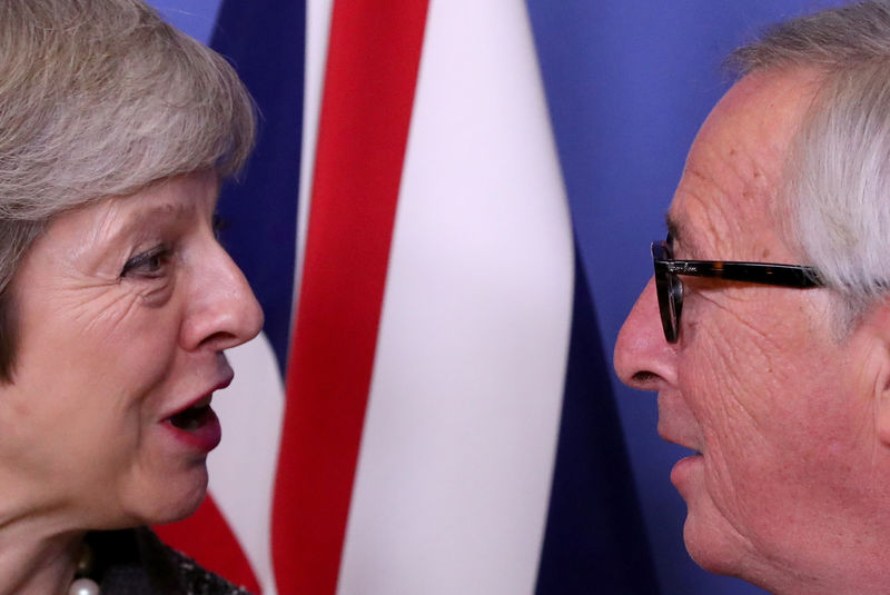 © Reuters. La premier britannica Theresa May e il presidente della Commissione Ue Jean-Claude Juncker