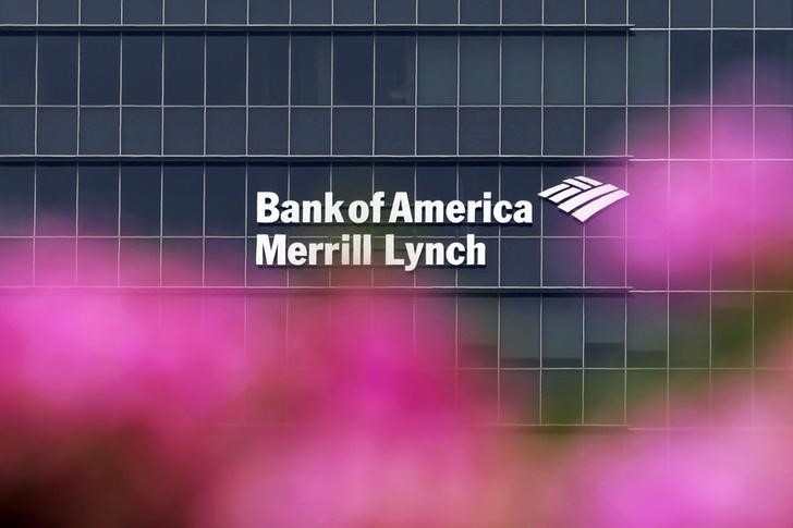 © Reuters. Логотип Bank of America Merrill Lynch на офисе банка в Сингапуре