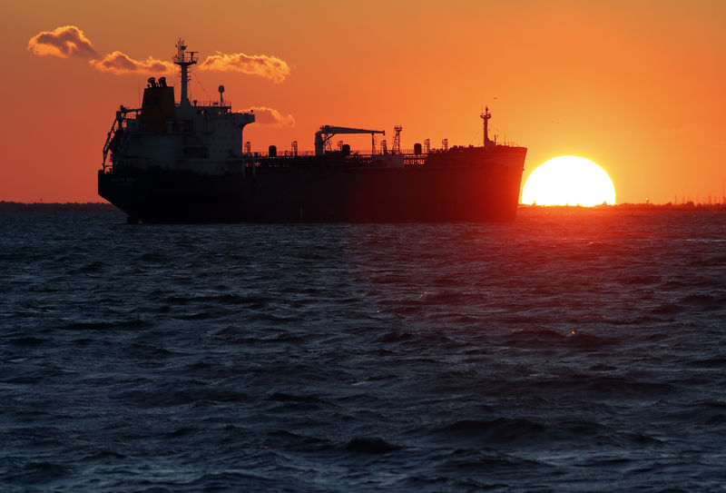 © Reuters. Нефтяной танкер у терминала Фос-Лавера вблизи Марселя