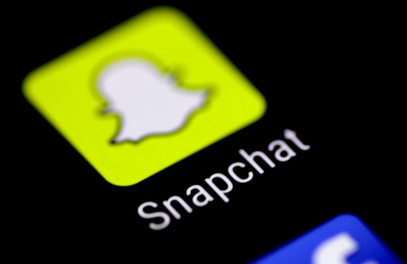 © Reuters. FILE PHOTO: The Snapchat messaging application is seen on a phone screen
