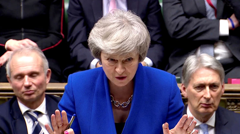 © Reuters. FILE PHOTO: British Prime Minister Theresa May gestures as she speaks during a no confidence debate after Parliament rejected her Brexit deal, in London