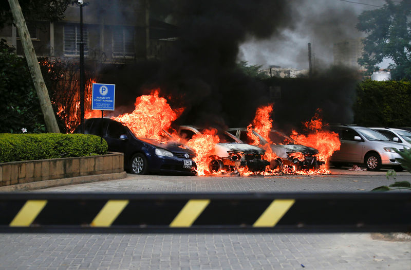 © Reuters. Burning cars are seen at the scene where explosions and gunshots were heard at the Dusit hotel compound, in Nairobi