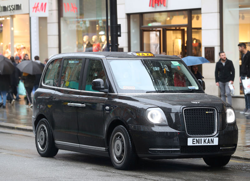 © Reuters. FILE PHOTO: A London Electric Vehicle Company (LEVC) TX electric black taxi driving on the streets of central London
