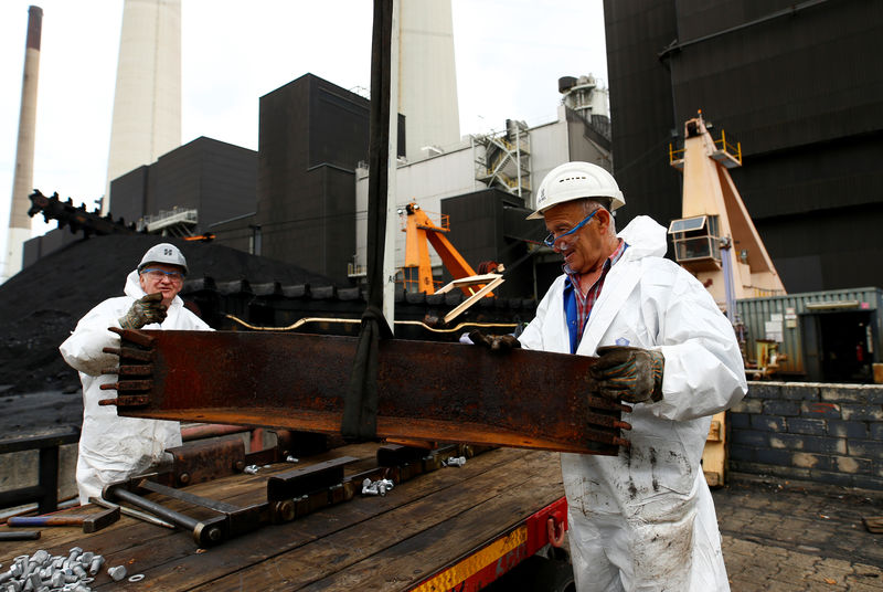 © Reuters. Workers at the coal power plant Scholven of German energy utility company Uniper handle parts of a machine in Gelsenkirchen