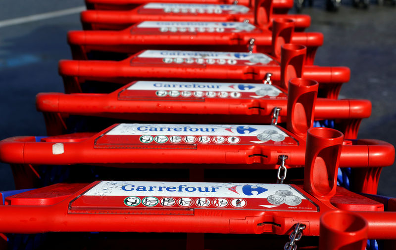 © Reuters. FILE PHOTO: The logo of Carrefour is seen on shopping trolleys at the Carrefour Lingostiere in Nice