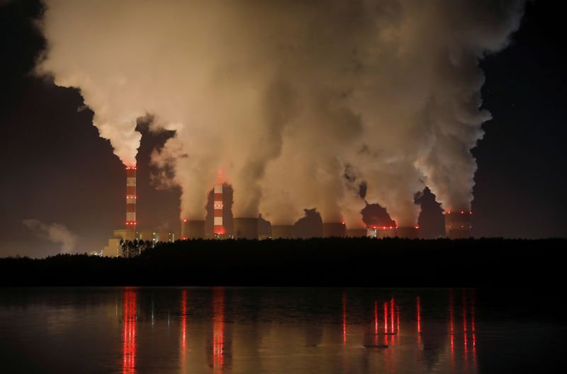 © Reuters. FILE PHOTO: Smoke and steam billow from Belchatow Power Station