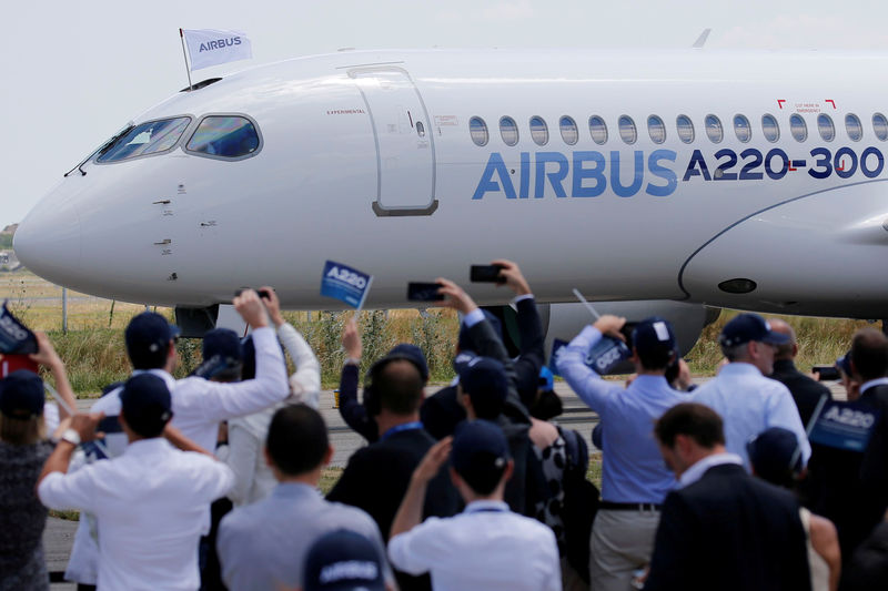 © Reuters. FILE PHOTO: Airbus members celebrate the landing of an Airbus A220-300 aircraft during its presentation in Colomiers near Toulouse