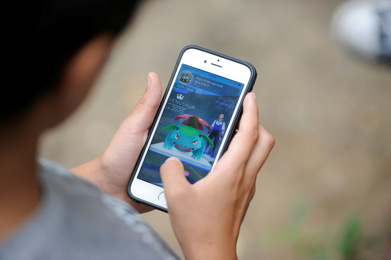 © Reuters. Criança joga Pokemon Go em celular