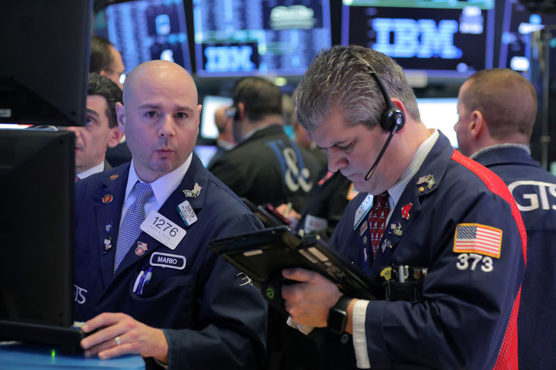 © Reuters. Traders work on the floor of the NYSE in New York