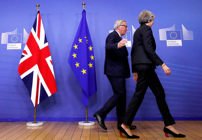 © Reuters. British Prime Minister Theresa May and European Commission President Jean-Claude Juncker leave to discuss draft agreements on Brexit, at the EC headquarters in Brussels