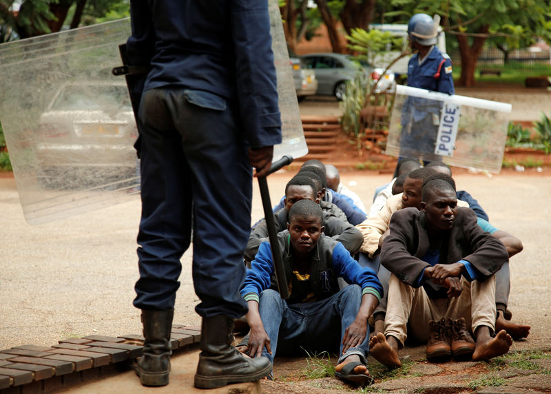 © Reuters. Pessoas presas durantes protestos em Harare