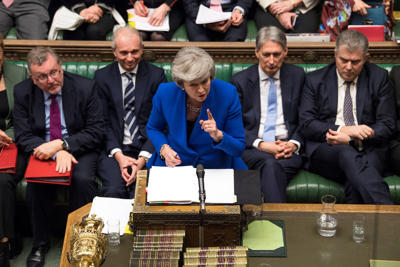 © Reuters. La primera ministra británica, Theresa May, habla durante una moción de censura en el Parlamento británico en Londres.