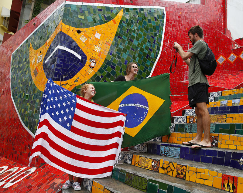 © Reuters. Tiristas com bandeiras do Brasil e dos EUA no Rio de Janeiro