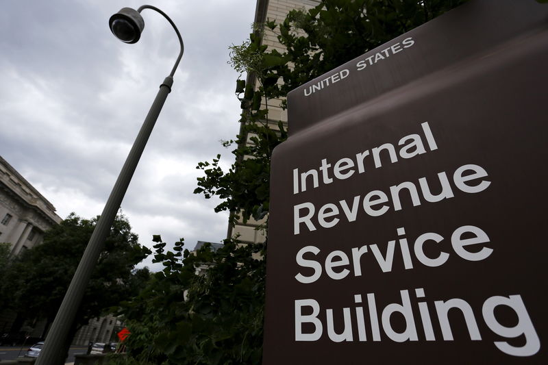 © Reuters. FILE PHOTO:  A security camera hangs near a corner of the Internal Revenue Service (IRS) building in Washington