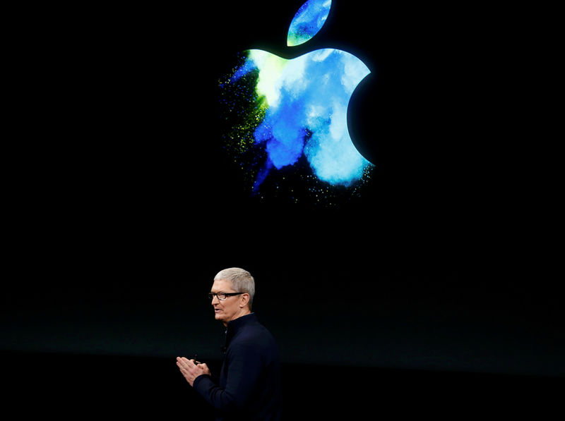 © Reuters. Apple CEO Tim Cook speaks during an Apple media event in Cupertino