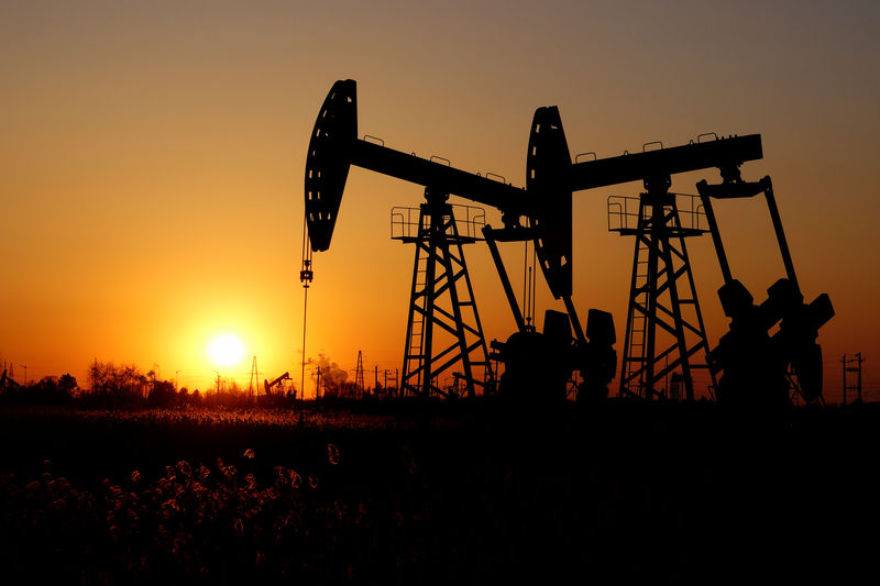 Â© Reuters. Pumpjacks are seen against the setting sun at the Daqing oil field in Heilongjiang