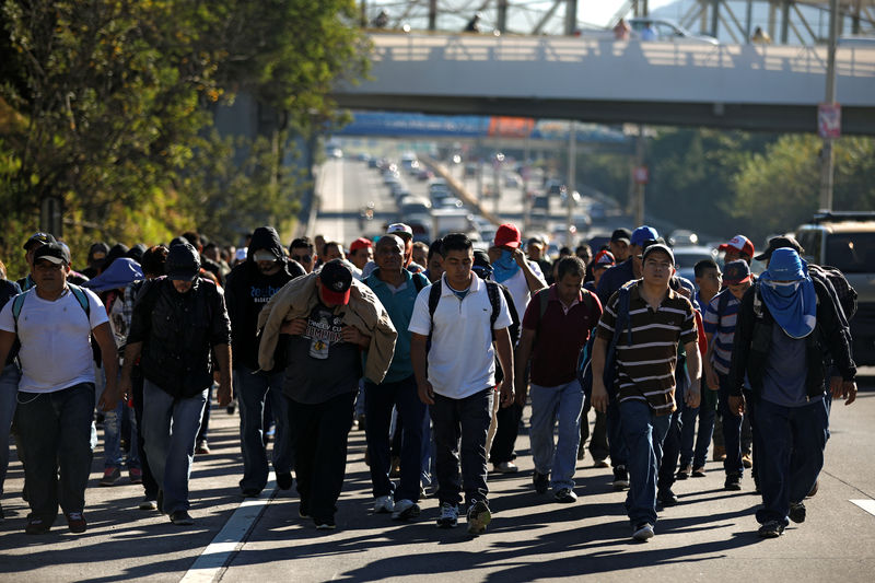 © Reuters. Un grupo de migrantes sale de El Salvador al encuentro de la nueva caravana hacia EEUU