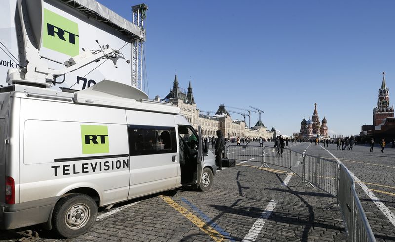 © Reuters. Передвижная телевизионная станция телеканала RT на Красной площади в Москве