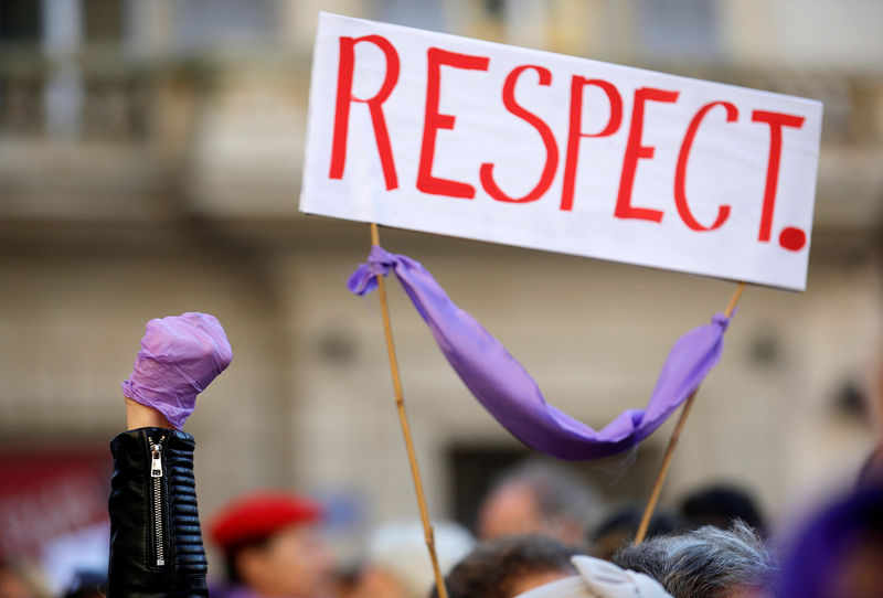 © Reuters. UN RAPPORT DÉNONCE LA TOLÉRANCE DU SEXISME EN FRANCE