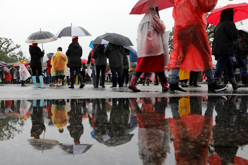 © Reuters. Pessoas se protegem da chuva em Los Angeles