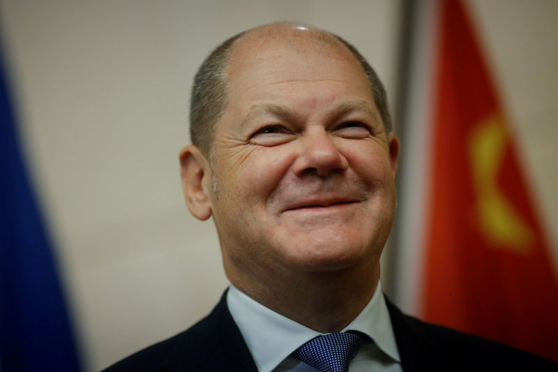 © Reuters. FILE PHOTO: German Finance Minister Olaf Scholz attends a media briefing during his visit to Beijing