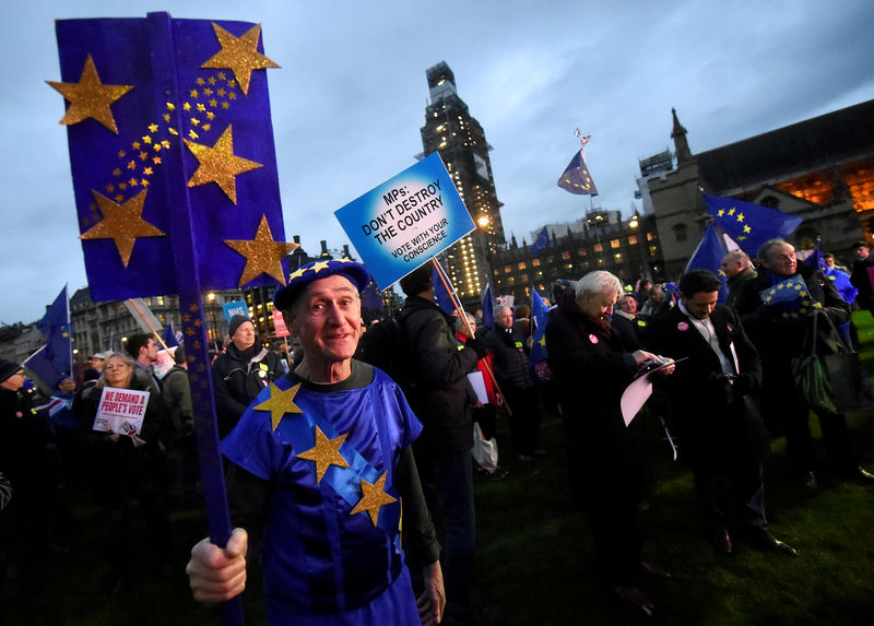 © Reuters. استطلاع: بريطانيا قد تصوت لصالح البقاء داخل الاتحاد الأوروبي