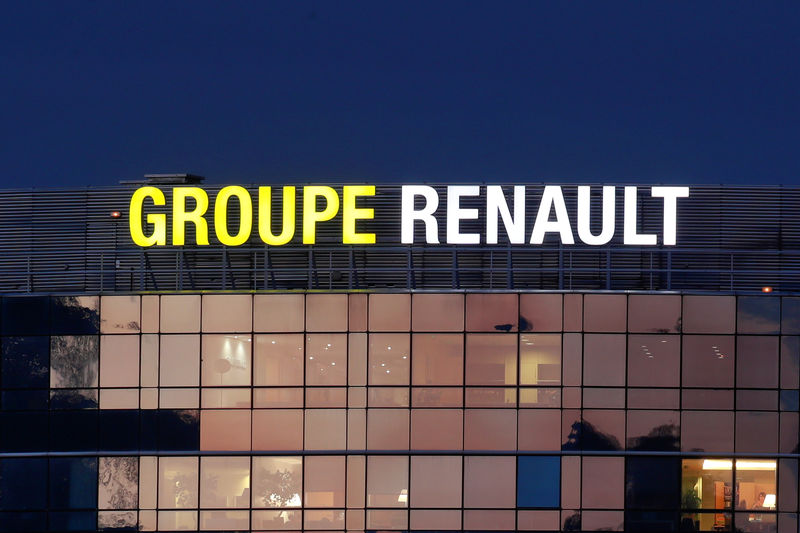 © Reuters. FILE PHOTO: General view of the Renault automaker company headquarters is seen in Boulogne-Billancourt, near Paris