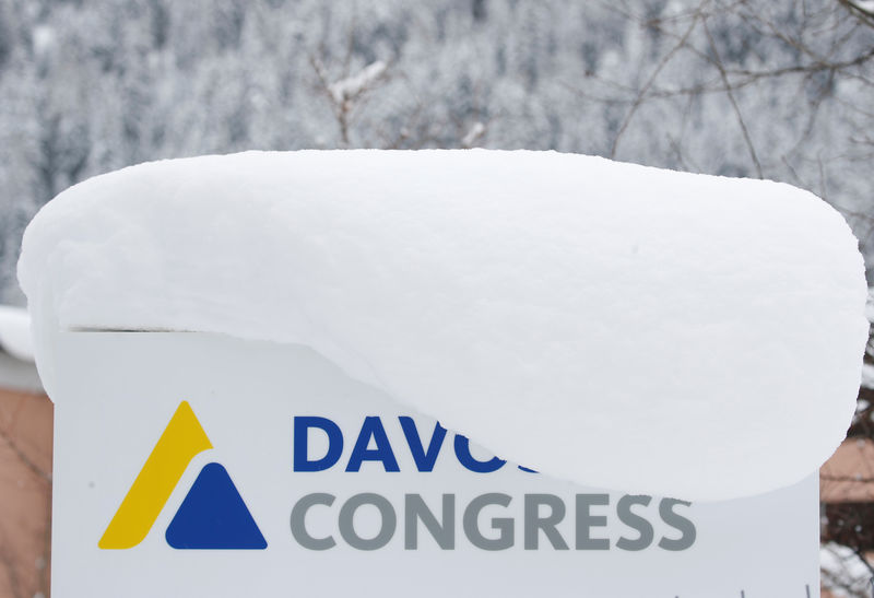 © Reuters. Placa coberta de neve em frente ao centro de convenções que recebe o Fórum Econômico Mundial, em Davos