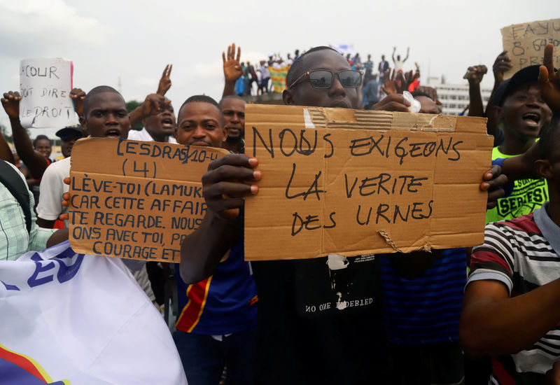 © Reuters. FILE PHOTO: Supporters of Martin Fayulu, chant slogans as he delivers his appeal contesting the CENI results of the presidential election at the constitutional court in Kinshasa