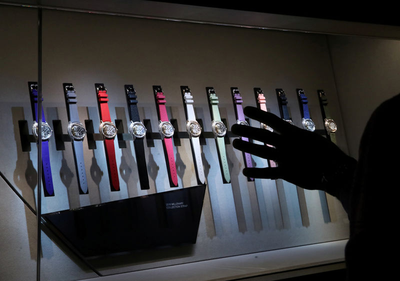 © Reuters. FILE PHOTO: Visitors look at watches at the Audemars Piguet stand at the "Salon International de la Haute Horlogerie" (SIHH) watch fair in Geneva