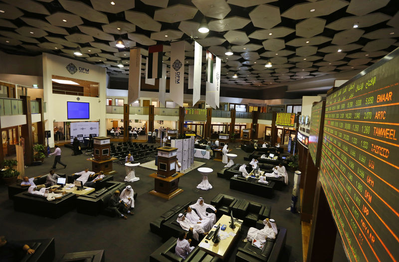 © Reuters. صعود معظم بورصات الخليج بفعل نتائج مالية ومصر تتراجع