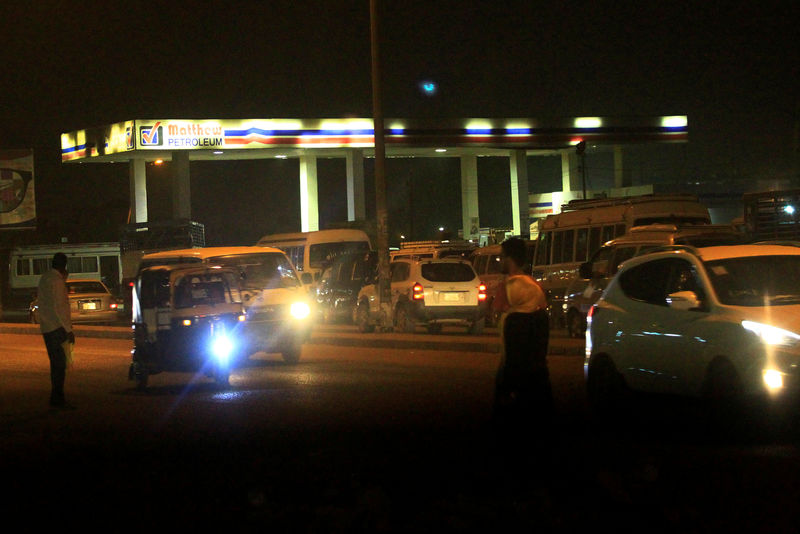 © Reuters. FILE PHOTO: Motorists queue to fuel from Matthew Petroleum station in Khartoum