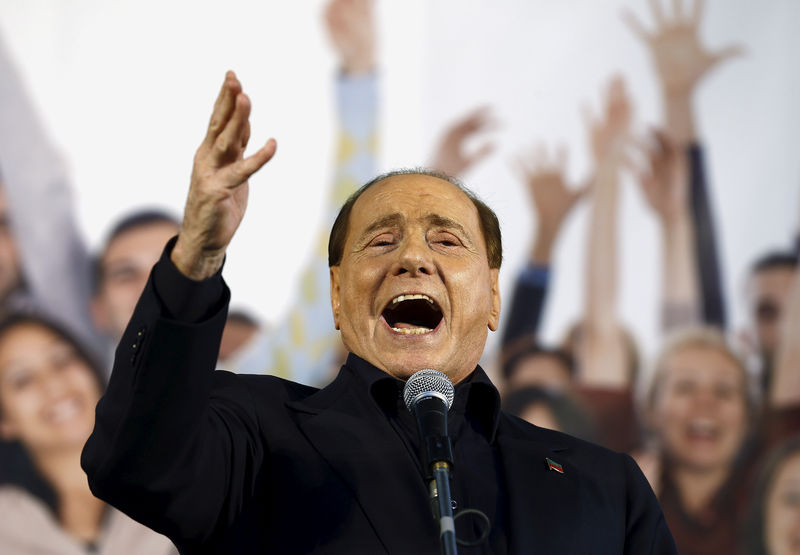© Reuters. FILE PHOTO: Forza Italia party (PDL) leader Berlusconi speaks during Northern League rally in Bologna