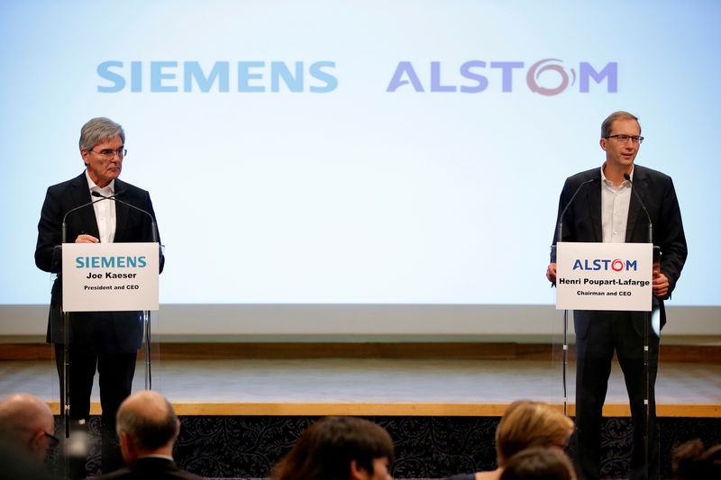 © Reuters. FILE PHOTO: Henri Poupart-Lafarge, Chairman and CEO of Alstom, and Siemens President and CEO Joe Kaeser attend a news conference in Paris