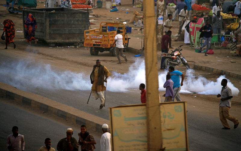 © Reuters. متظاهرون يشتبكون مع الشرطة في السودان في أحدث احتجاجات ضد البشير