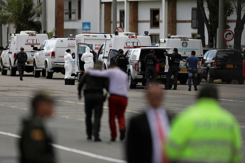 © Reuters. Policiais e agentes de segurança no local de explosão de carro-bomba em Bogotá