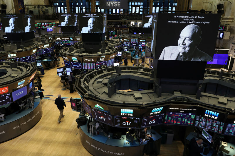 © Reuters. Screens display a tribute to Jack Bogle, founder and retired CEO of The Vanguard Group, on the floor of the NYSE in New York