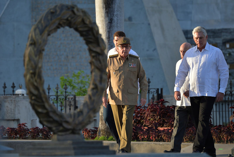 © Reuters. caCuban First Secretary of Communist Party Raul Castro Ruz (C) and President Miguel Diaz-Canel (R) arrive to Santa Ifigenia Cemetery in Santiago de Cuba