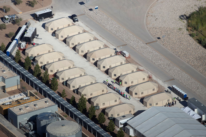 © Reuters. Immigrant children, many of whom have been separated from their parents under a new "zero tolerance" policy by the Trump administration, are being housed in tents next two the Mexican border in Tornillo, Texas