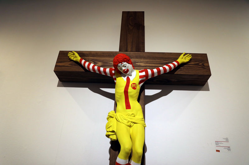 © Reuters. Escultura do mascote do McDonald´s crucificado como Jesus Cristo no Museu de Haifa