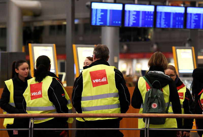 © Reuters. Members of German union Verdi demonstrate at the Helmut Schmidt airport during a strike of security personnel over higher wages in Hamburg