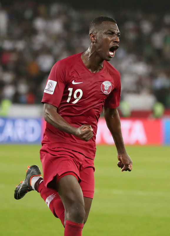 © Reuters. قطر تهزم السعودية بثنائية المعز وتصطدم بالعراق في كأس آسيا