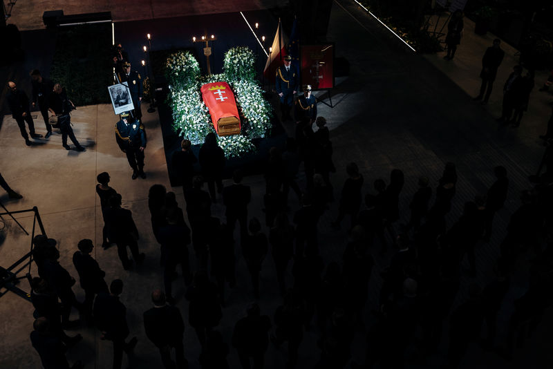 © Reuters. Mayor Pawel Adamowicz's coffin lies in state in the European Solidarity Centre in Gdansk